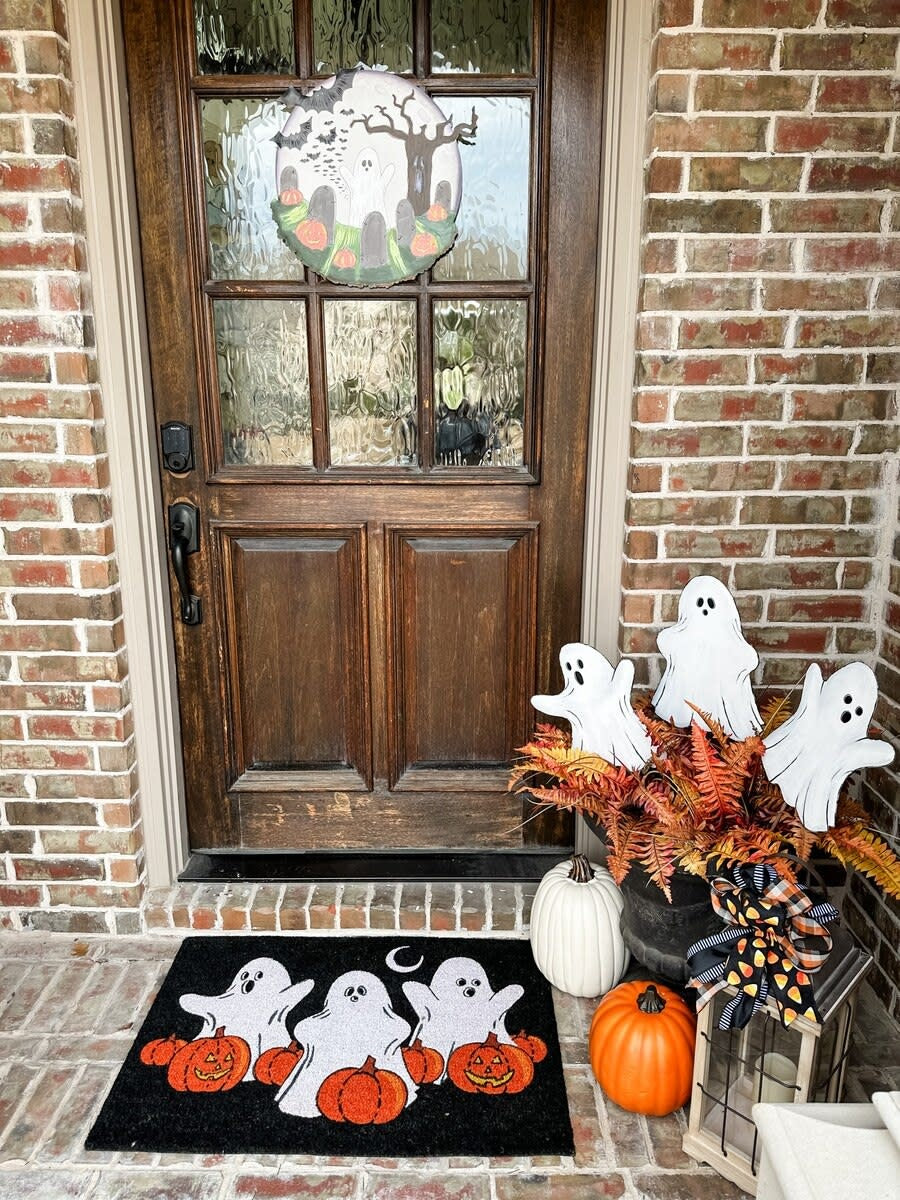 White ghost-shaped Halloween stake with lined interior detail