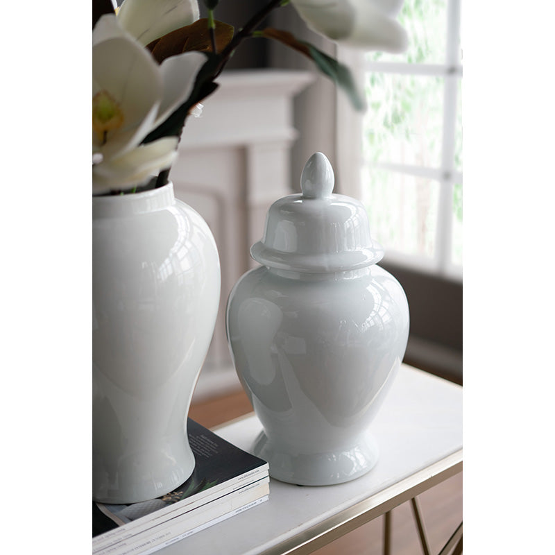 Large Seaford ginger jar made of white porcelain with a cylindrical shape.