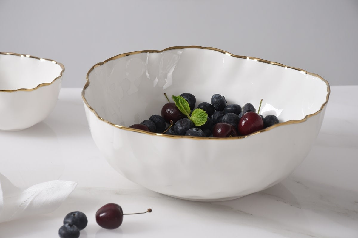 Medium porcelain bowl in Portofino white with delicate gold trim