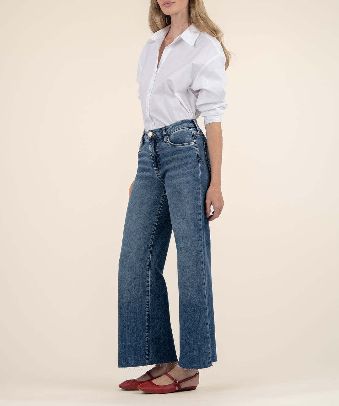 Women's wide-leg jeans in family wash with front pockets and raw hem