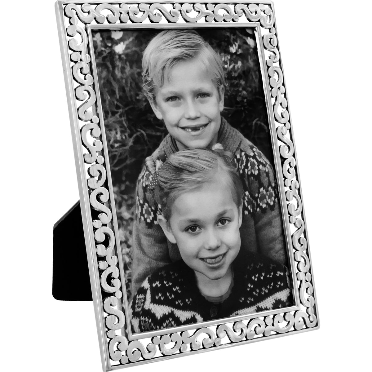Silver plated Contempo Frame holding a photo with dimensions of 4 by 6 inches.