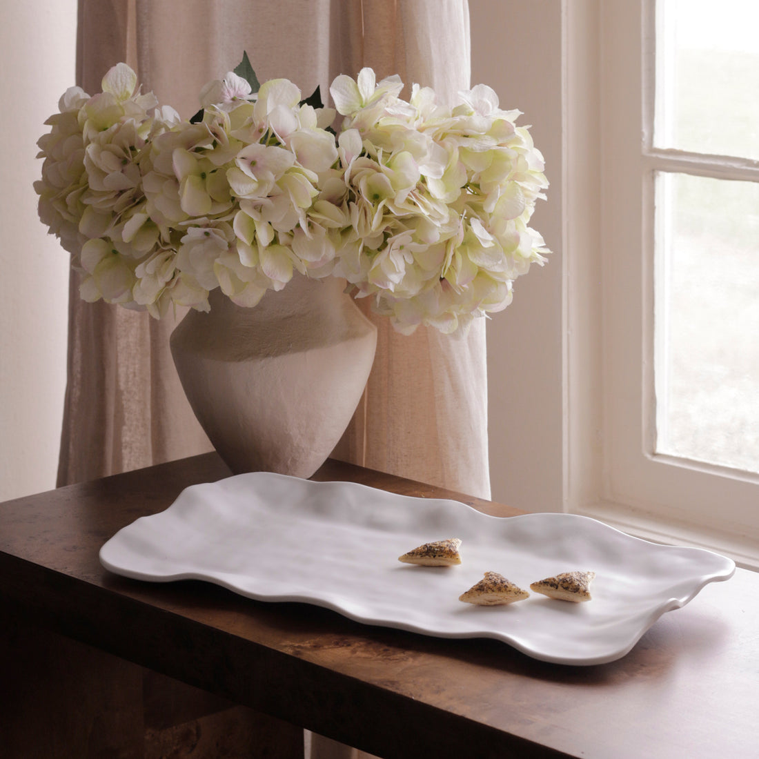 White VIDA Nube long rectangular serving tray with a raised rim.