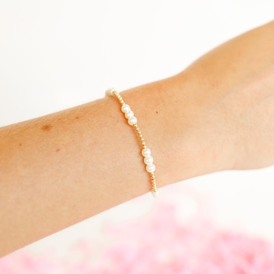 Gold basic bracelet with a simple chain link design