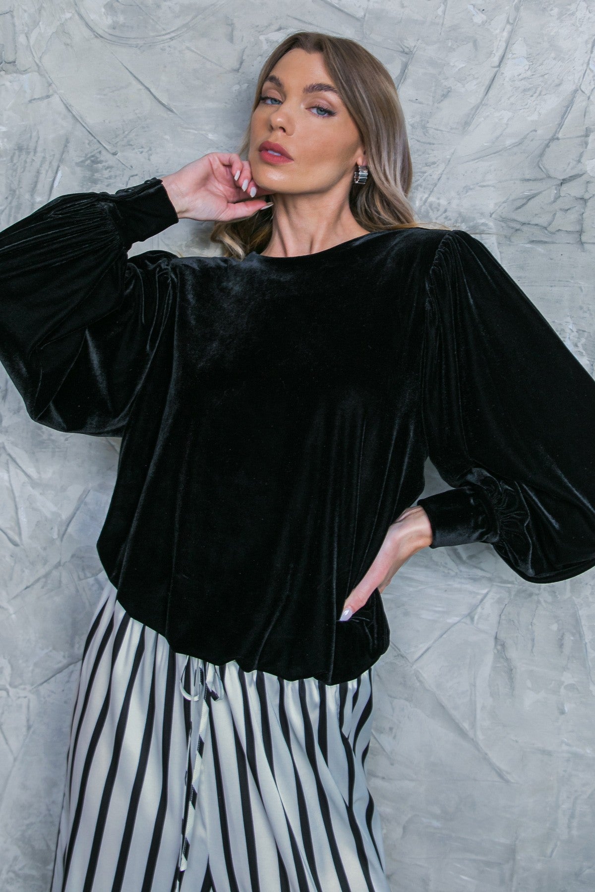 Jenny Velvet Top in black with a relaxed fit, featuring long sleeves and a rounded neckline.