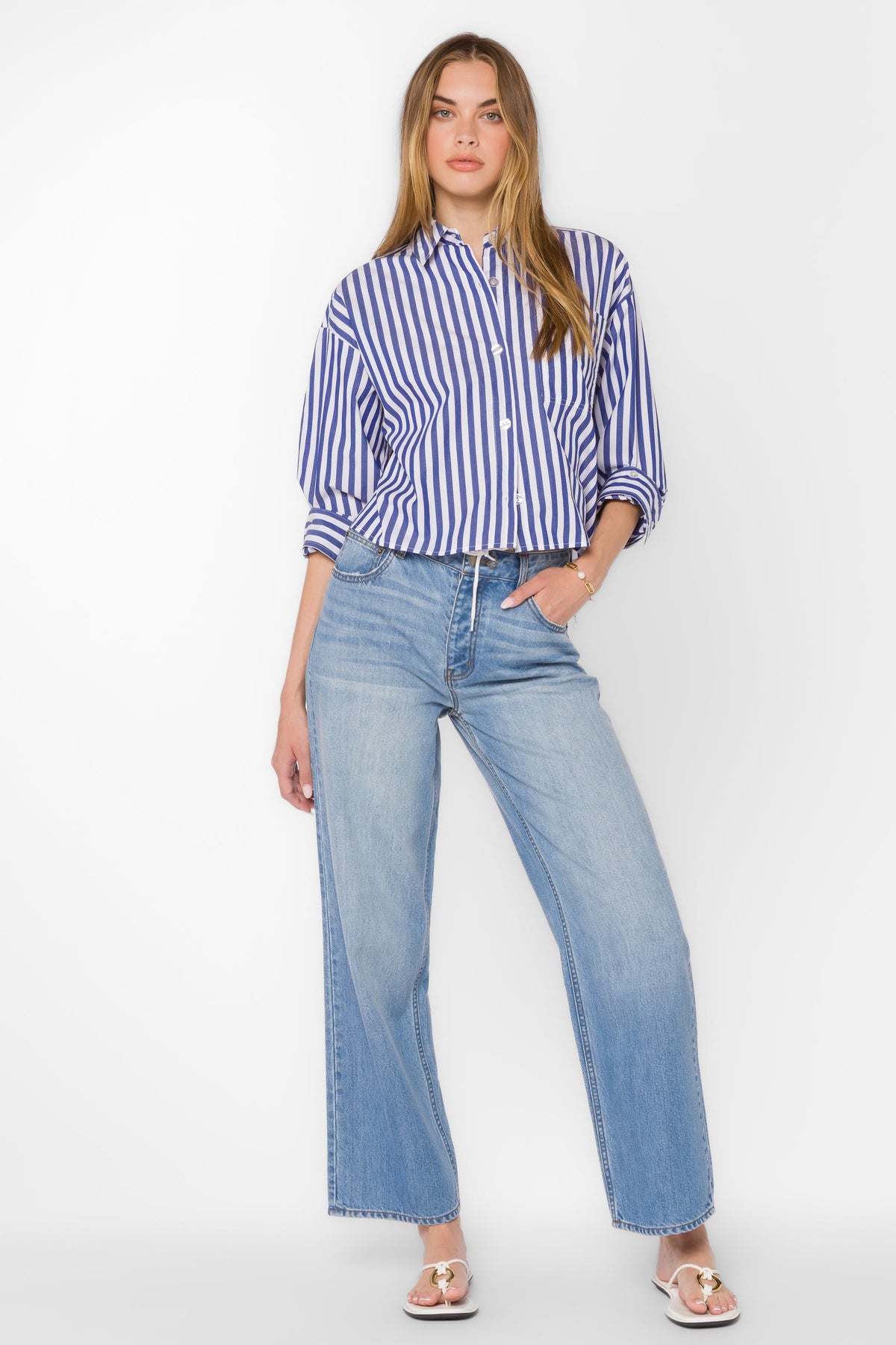 Cropped striped collared shirt in yarn-dyed cotton with long sleeves.