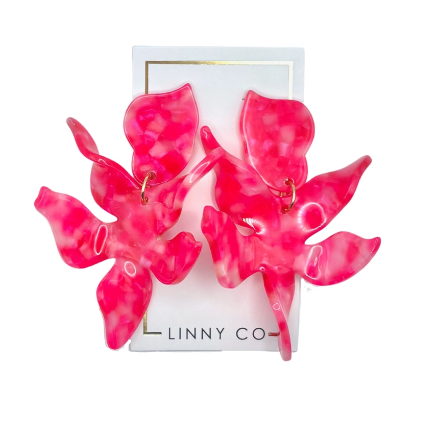 Flora abstract floral earring in light gold with a delicate feather-like silhouette.