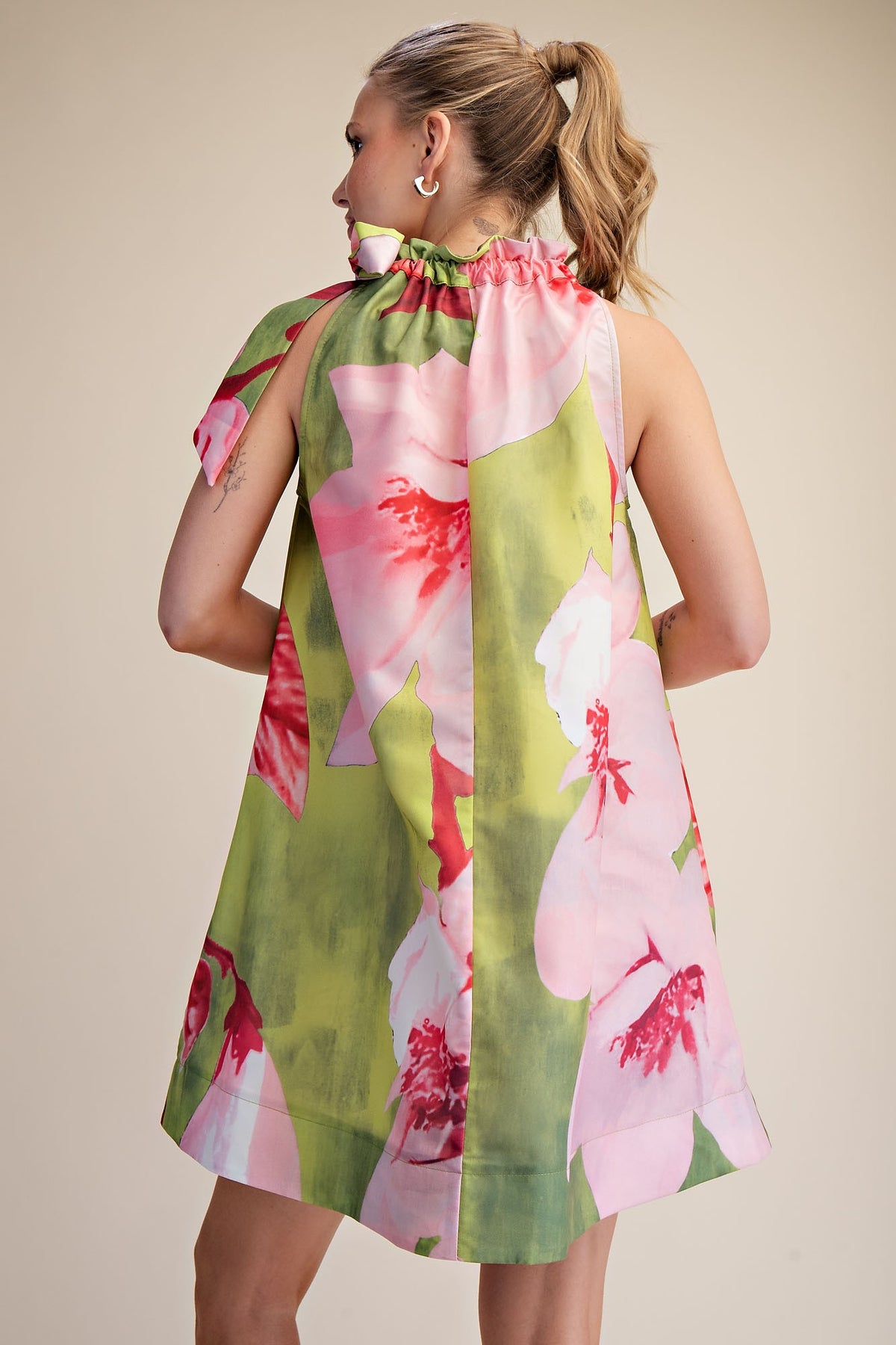 Sleeveless floral print mini dress with ruffle neckline in polyester