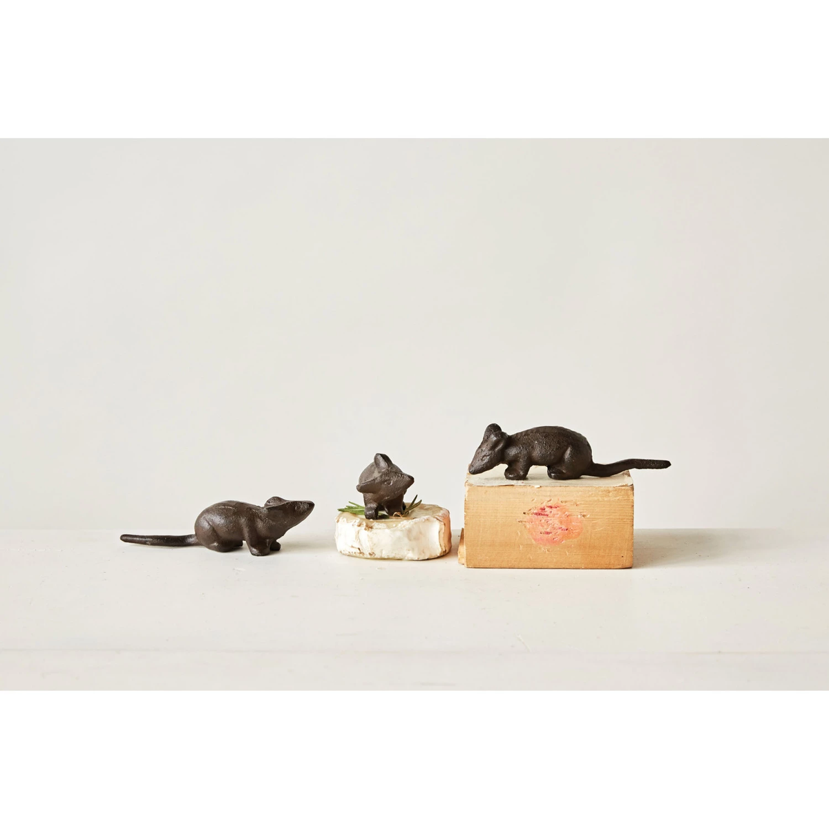 Cast iron mouse in dark gray with a smooth rounded body shape.