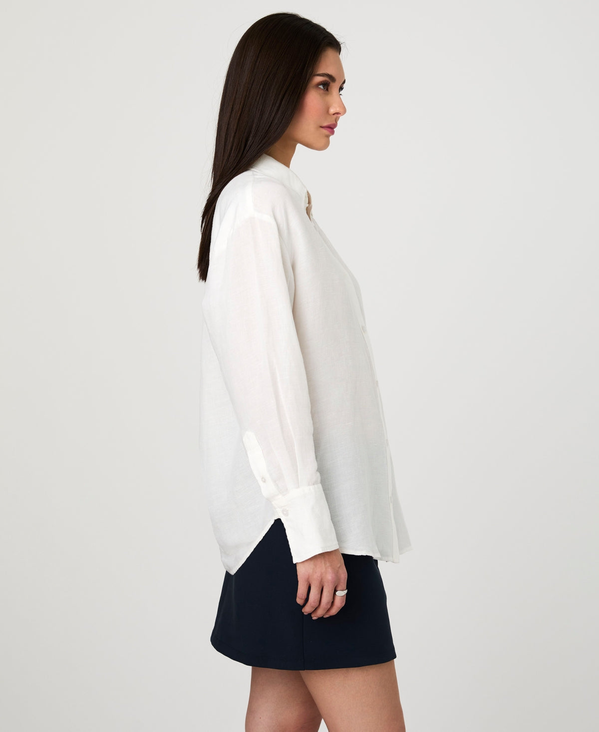 Oversized Ellie Birdie shirt in light beige linen-blend fabric with a spread collar and buttoned cuffs.