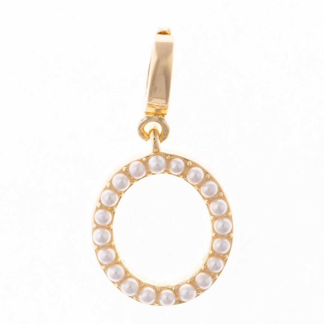 Charm Avery: 18k gold plated oval charm featuring a border of small white pearls.