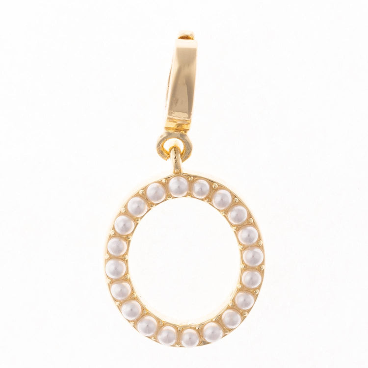 Charm Avery: 18k gold plated oval charm featuring a border of small white pearls.