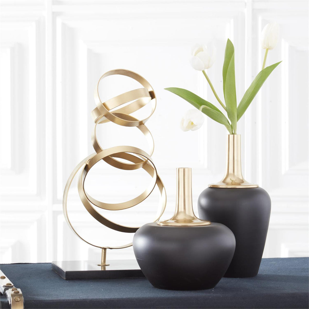 Single tulip stem in silk with real touch finish featuring a polyester and PVC material blend.