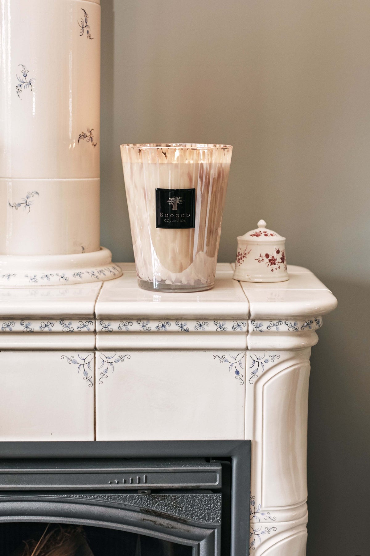 Glass vessel candle named White Pearls with pale pink highlights, four wicks, and orchid fragrance notes.