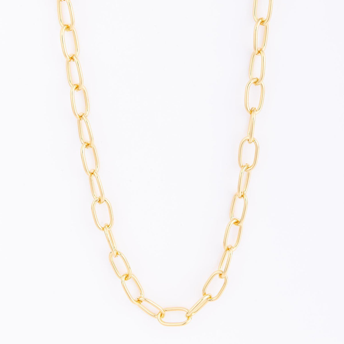 Oval link necklace in gold with a toggle clasp