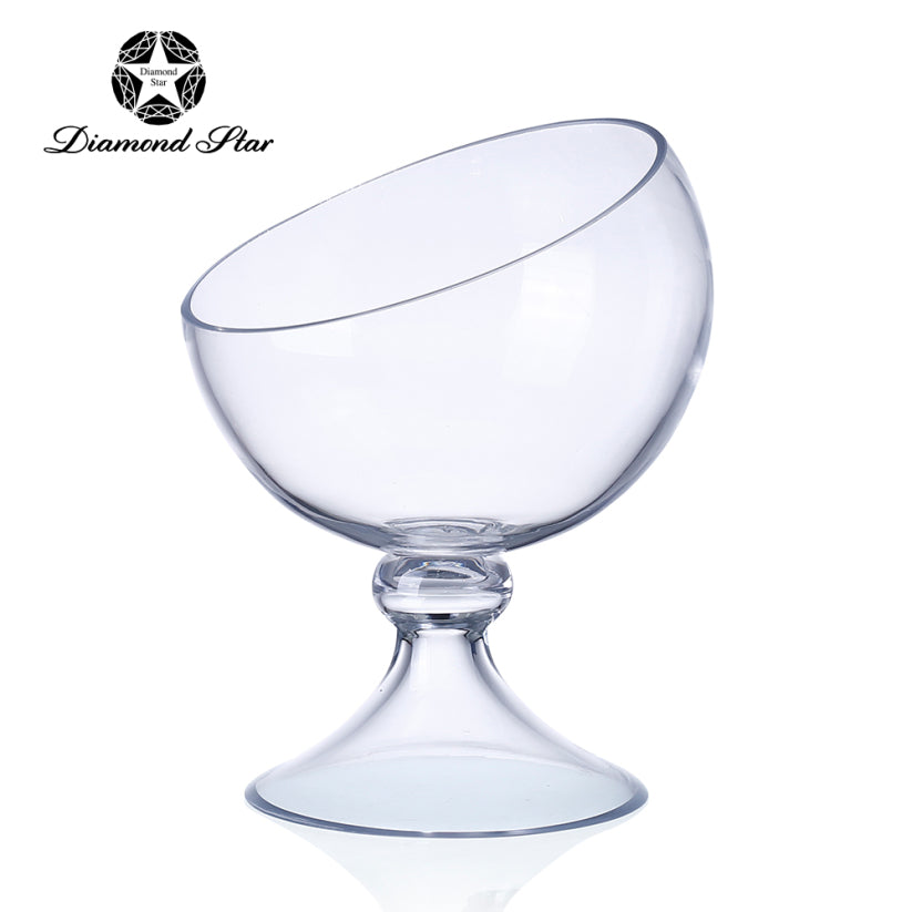 Glass candleholder with a cylindrical shape and smooth transparent finish.
