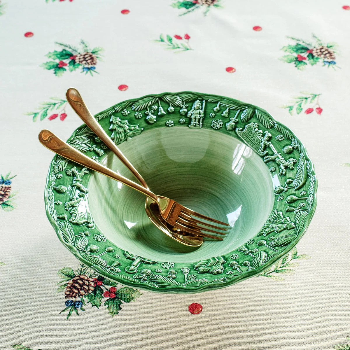Fiabe di Natale Green Serving Bowl with hand-sculpted holiday scenes and gold serving utensils.