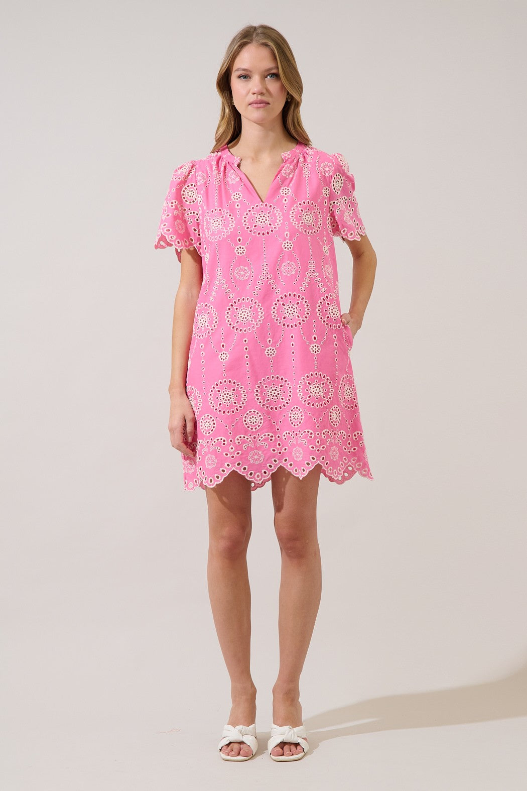 Laurin mini dress in white cotton with embroidered pockets and split neckline
