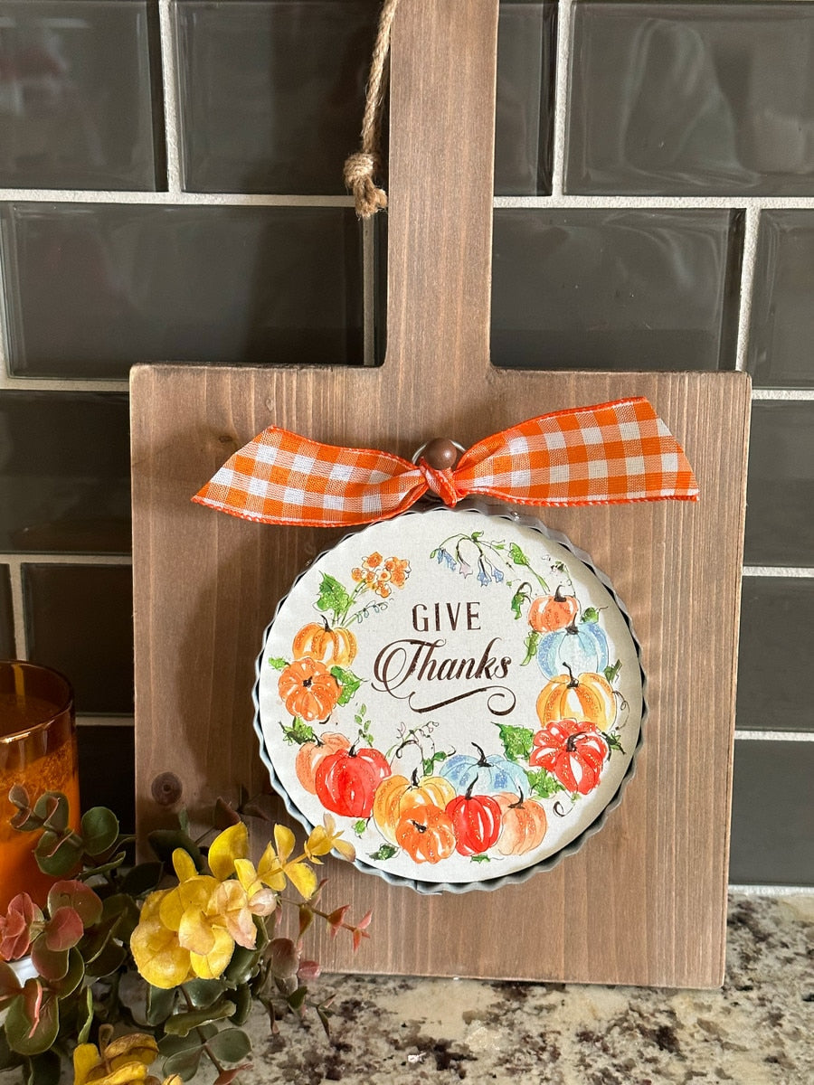 Mini Give Thanks charm on a wooden board with an orange gingham bow and pumpkin wreath design.