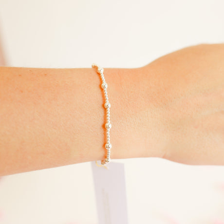 Silver basic bracelet with a simple chain link design