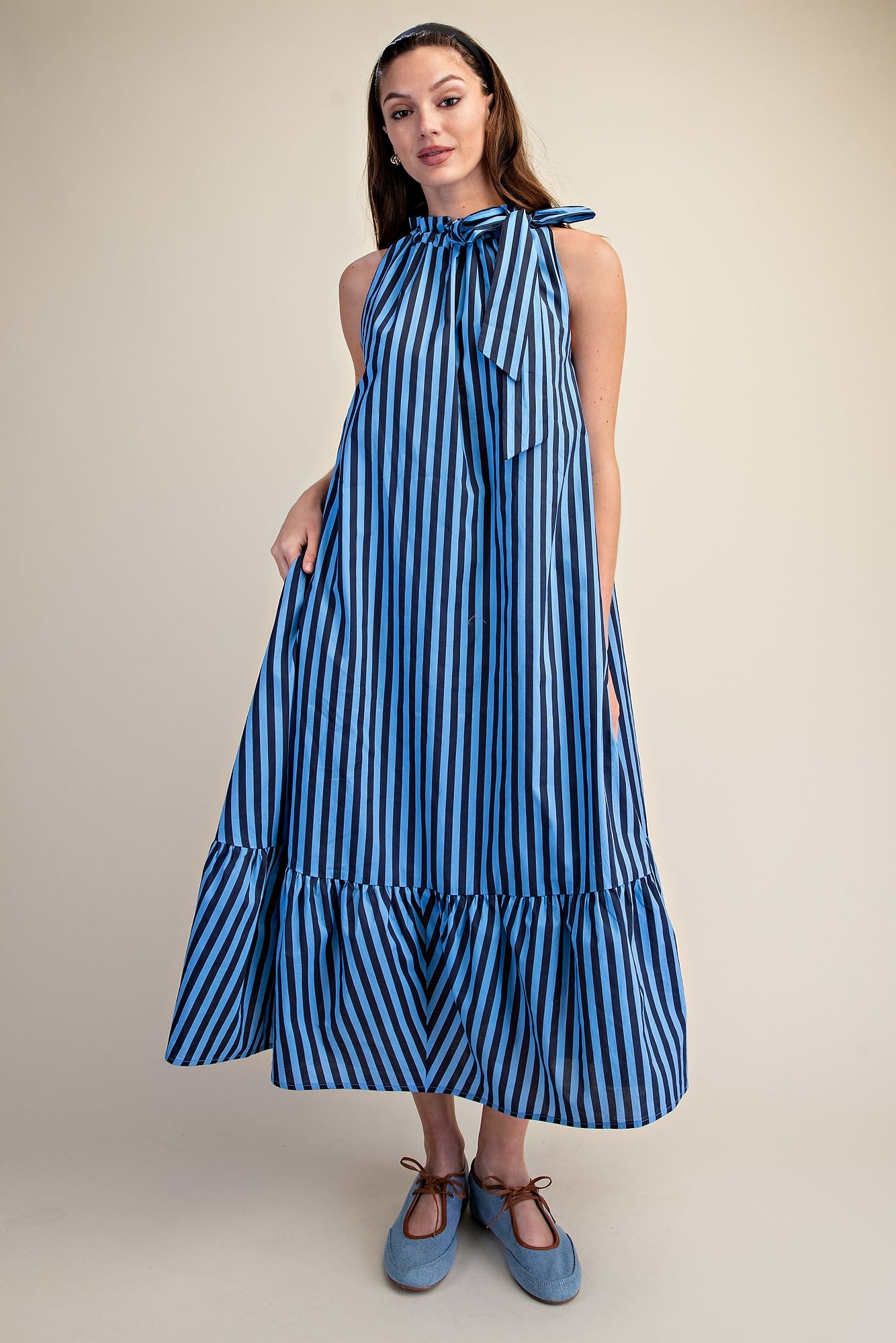 Sleeveless striped midi dress with ruffle neckline in cotton fabric