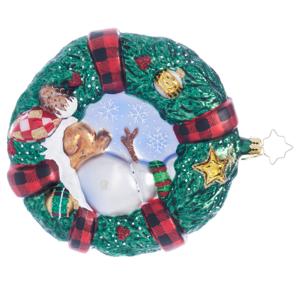 Rustic wreath ornament featuring two small friends in a heartwarming festive scene.