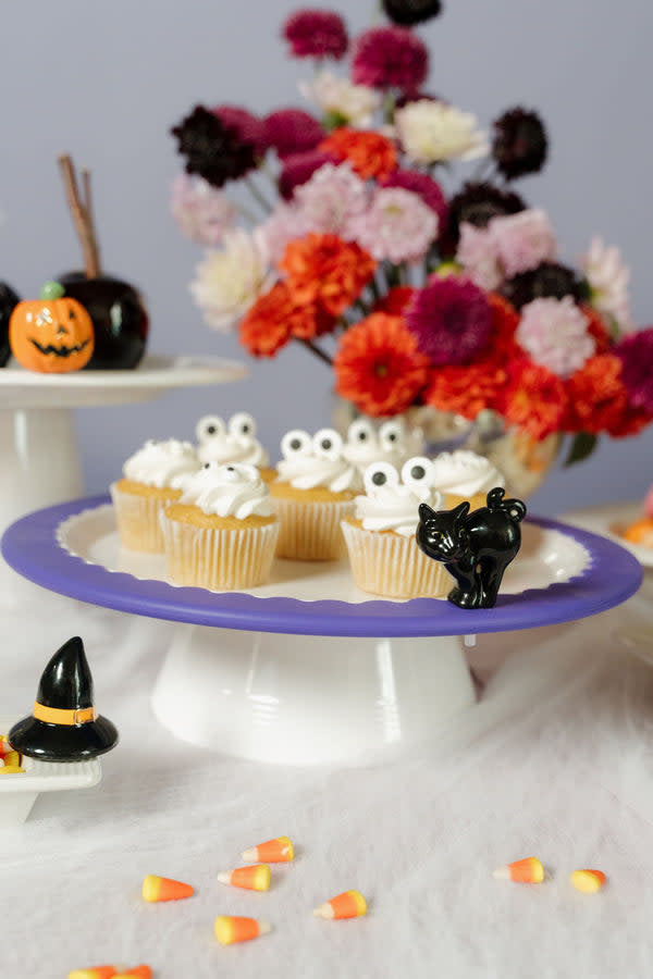Black cat figurine with scared expression in Halloween decor