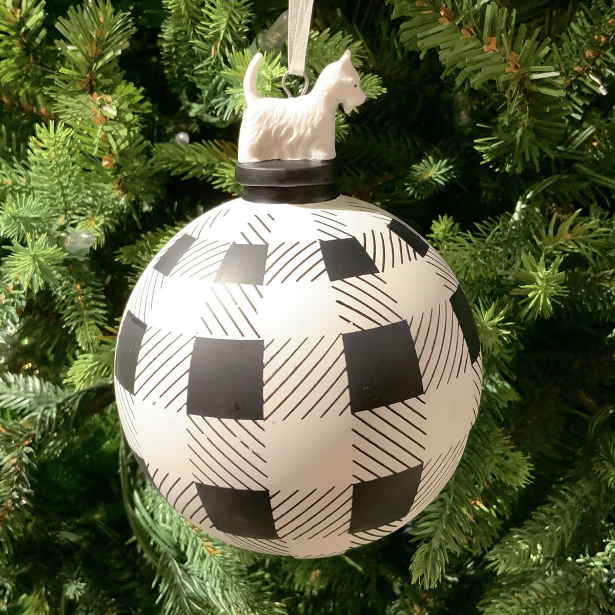 100mm hand-blown porcelain bauble with black and white check pattern and a Scottie dog topper.