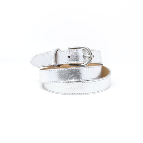 Leather belt with gold buckle featuring fine stitching