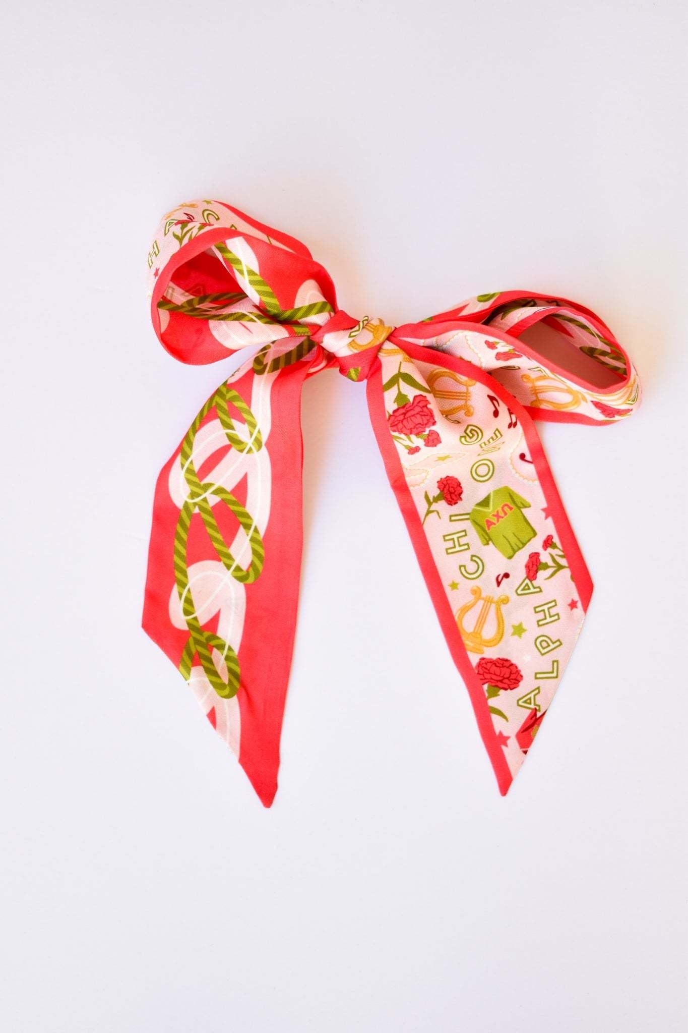 Skinny scarf made of silk twill in a solid color with a narrow rectangular silhouette.