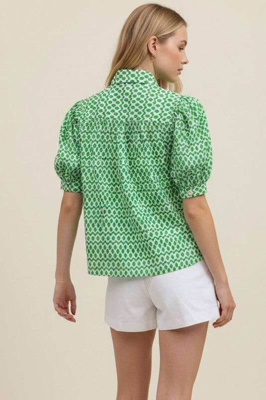 Lightly fitted geometric print button down blouse with classic collar and short puffed sleeves in cotton.