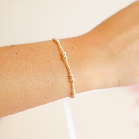 Silver basic bracelet with a simple chain link design
