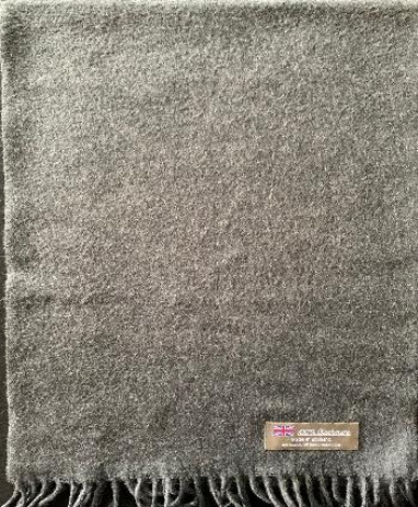 Gray cashmere scarf with fringe and a small label featuring the Union Jack flag.