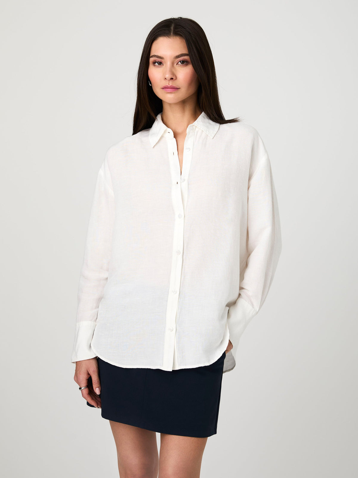 Oversized Ellie Birdie shirt in light beige linen-blend fabric with spread collar and buttoned cuffs.