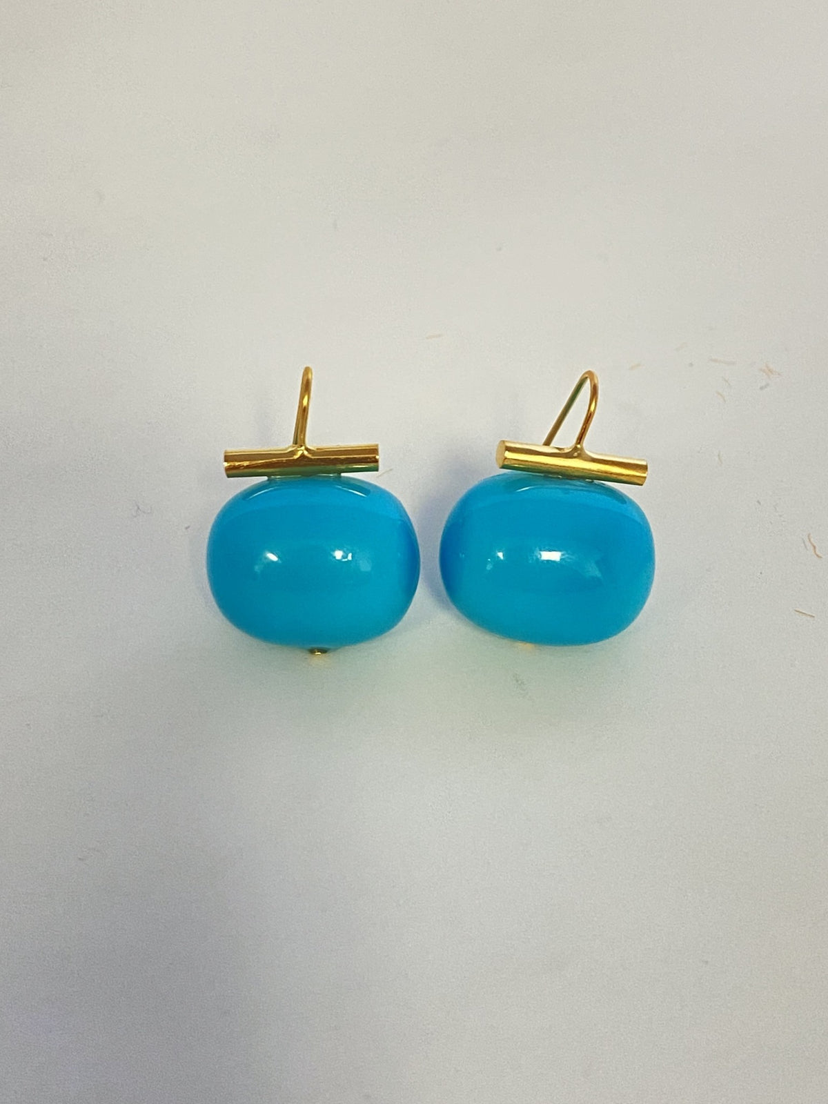 Polished gold pebble pearl earring with handmade ear wire
