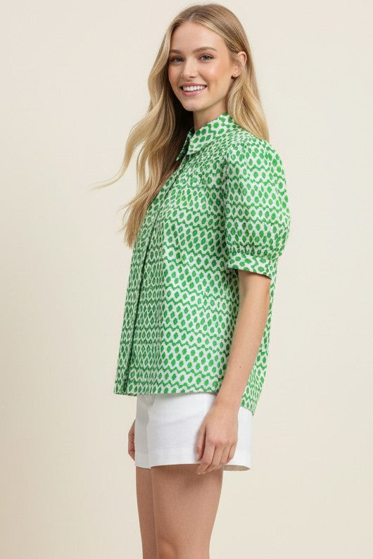 Lightly fitted geometric print button down blouse with classic collar and short puffed sleeves in cotton.