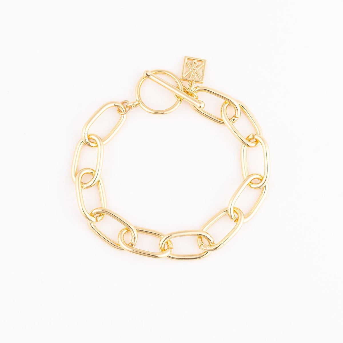 Oval link bracelet in gold with a toggle clasp
