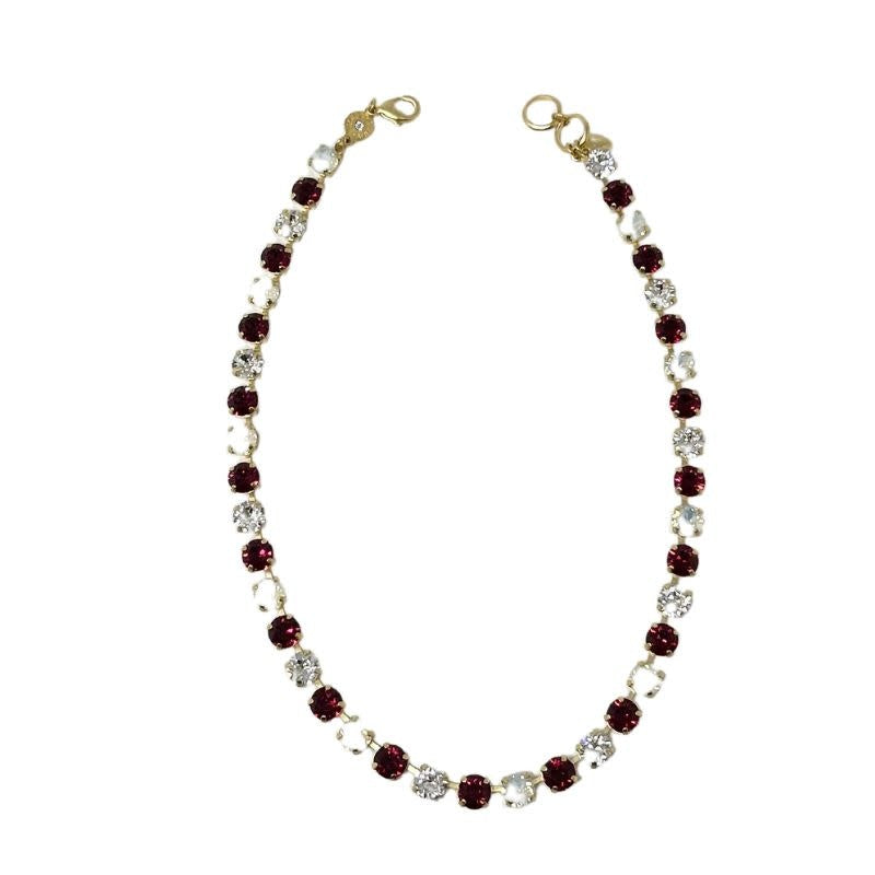 Gold classic necklace featuring a Norma pendant with an elegant silhouette.