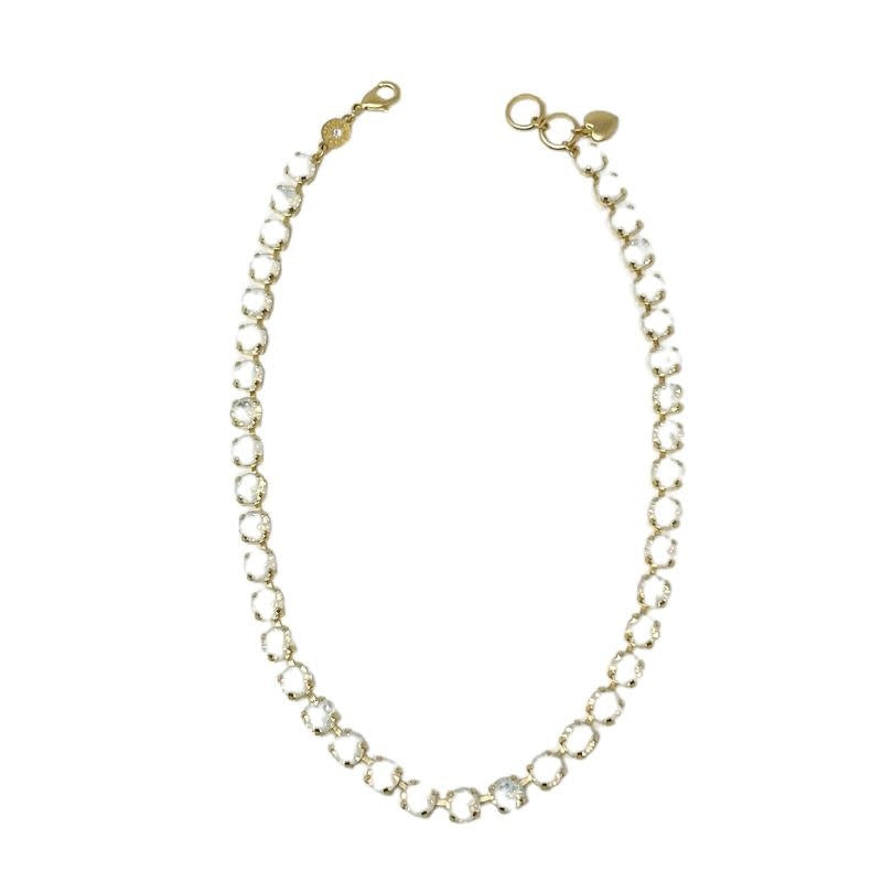 Gold classic necklace featuring a Norma pendant with an elegant silhouette.