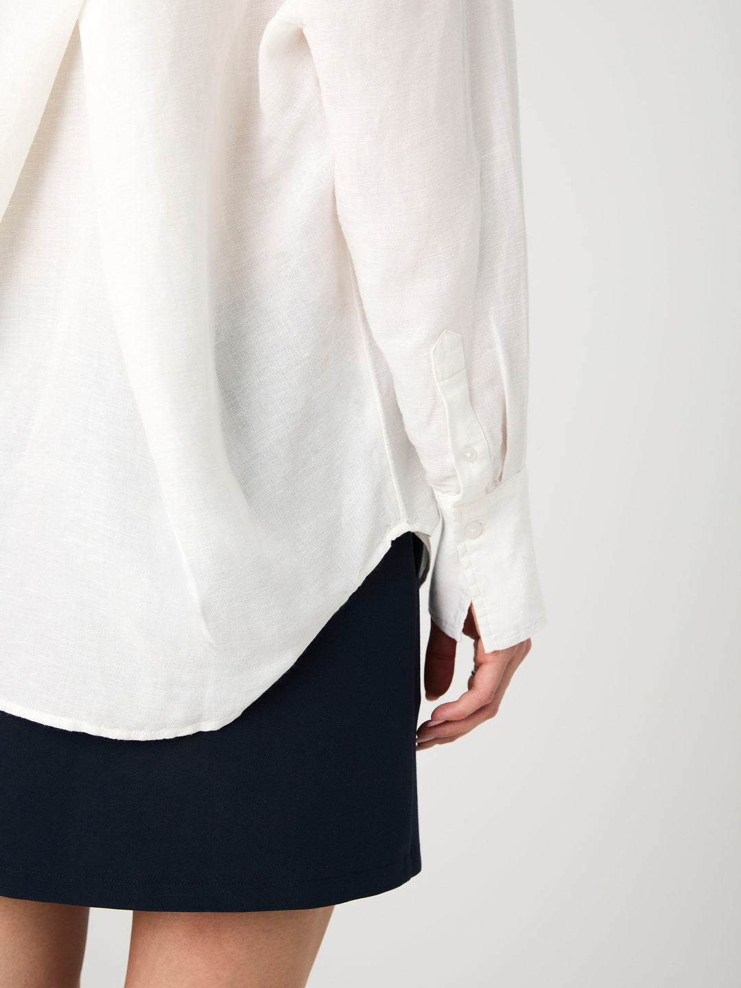Oversized Ellie Birdie shirt in light beige linen-blend fabric with spread collar and buttoned cuffs.