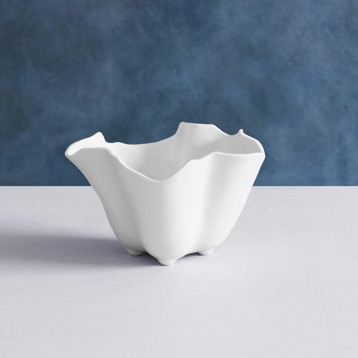 Vida Nube Ice Bucket in white melamine with a curved handle.