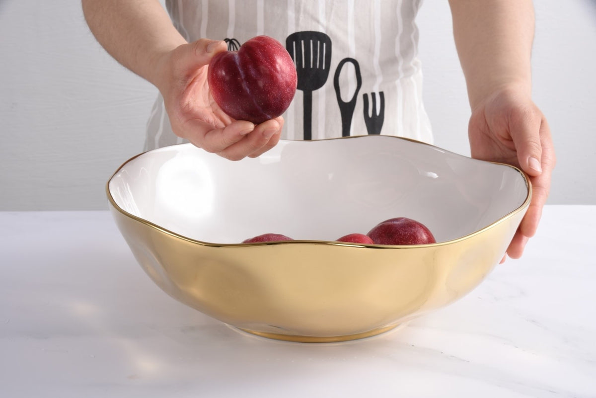 Wide bowl in white high-fired porcelain with gold titanium accents.
