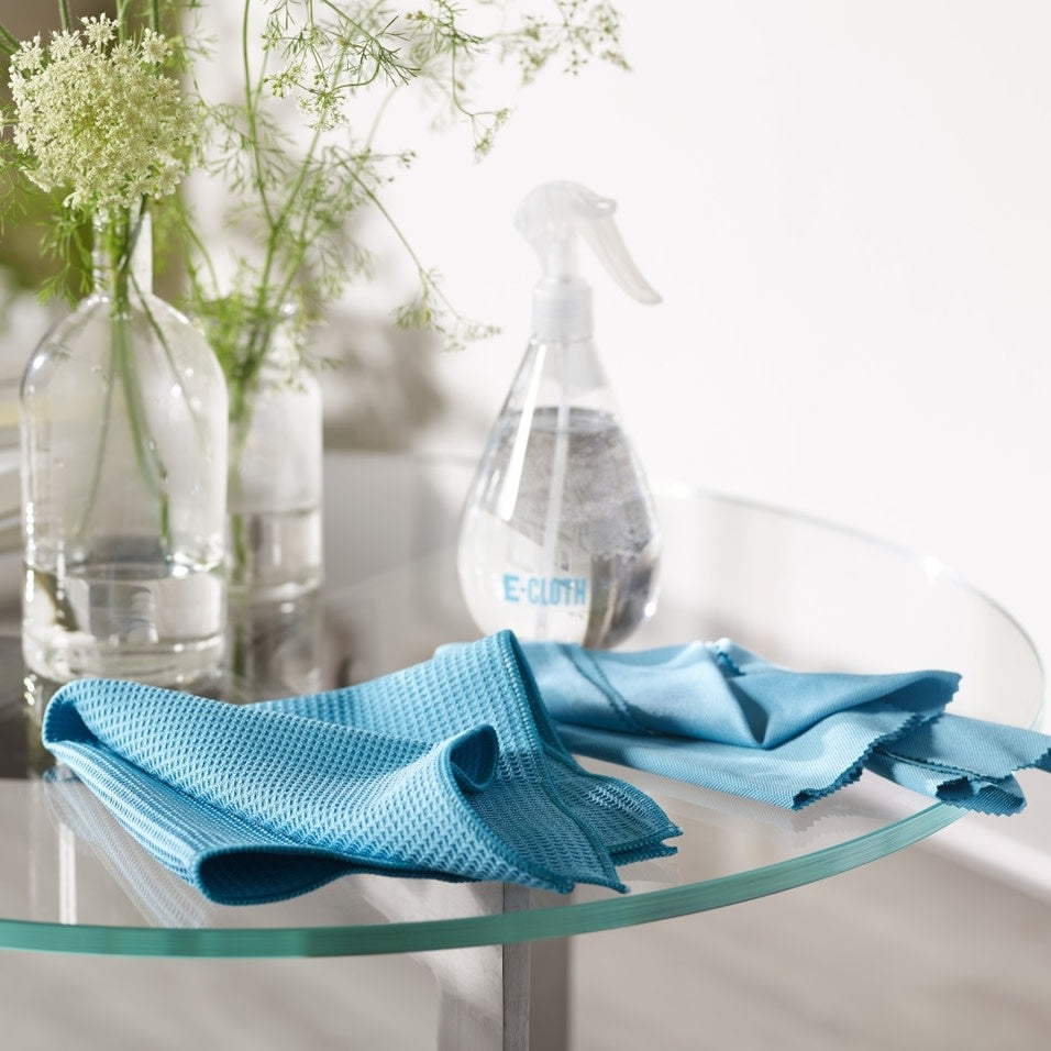 Alaskan Blue window cleaning kit with waffle-weave cloth and microfiber polishing cloths.