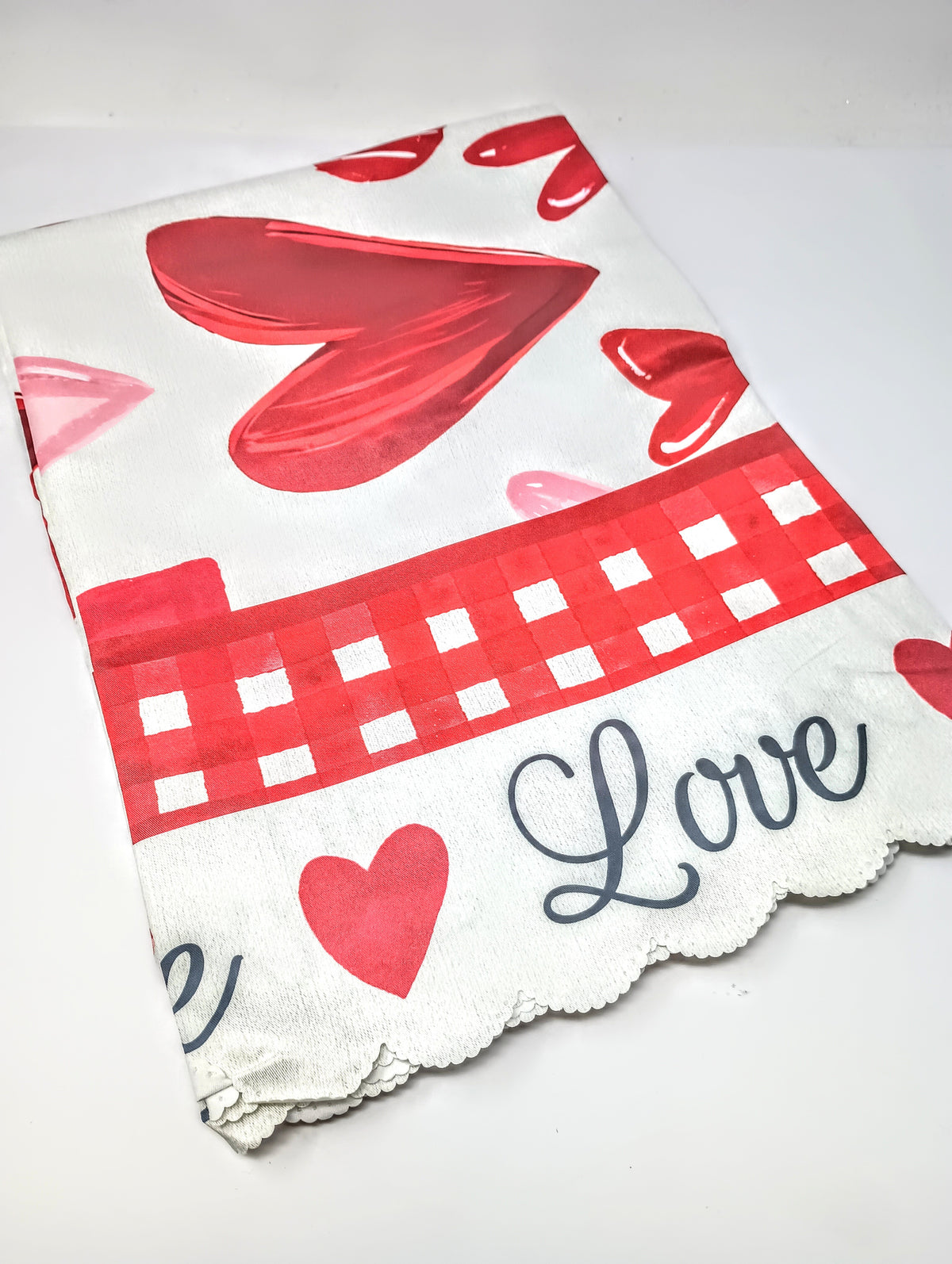 Round Valentine's Day tablecloth with red heart patterns on white fabric