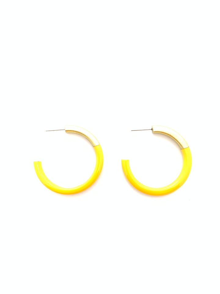 Med LIZ Hoops Earring in ethically made sustainable material with a 1.5-inch dimension.
