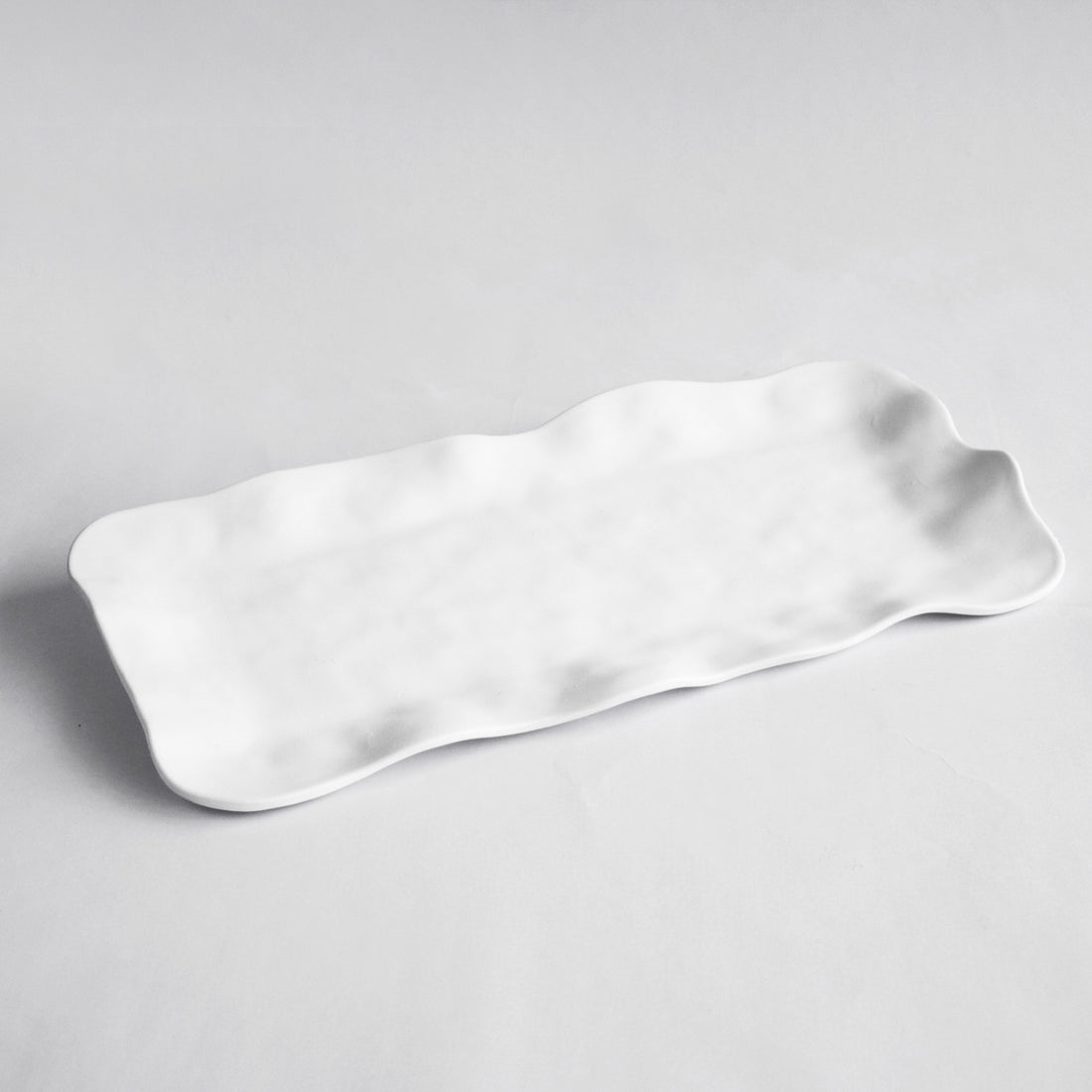 White VIDA Nube long rectangular serving tray with a high rim.