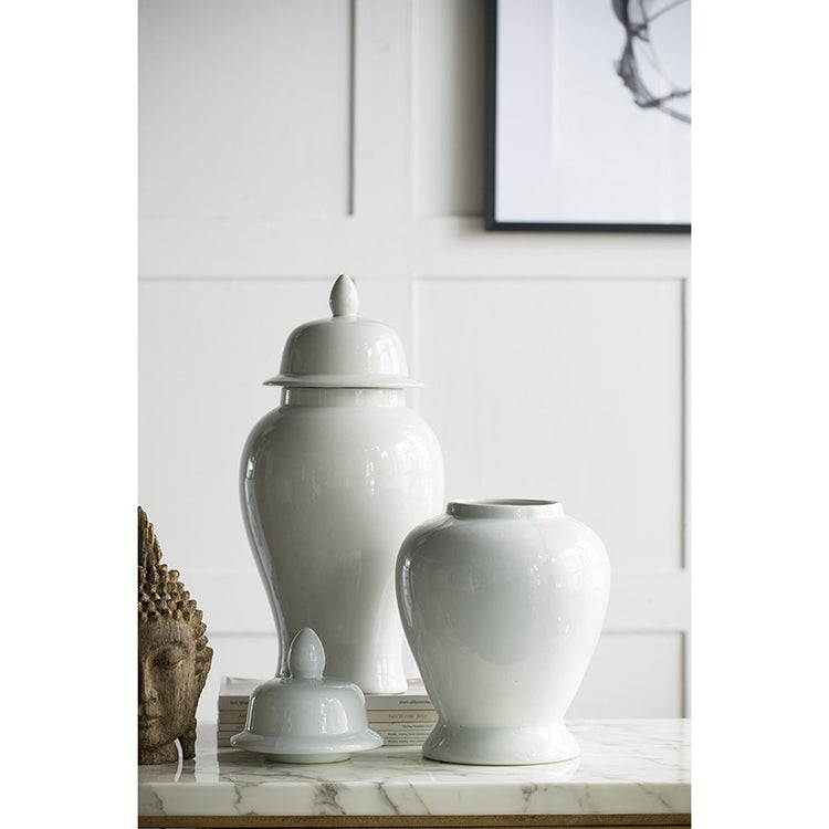 Large Seaford ginger jar made of white porcelain with a cylindrical shape.