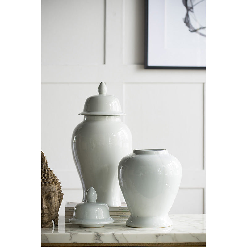 Large Seaford ginger jar made of white porcelain with a cylindrical shape.