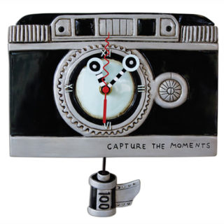 Vintage-style camera clock made of polyresin with a retro lens shape.