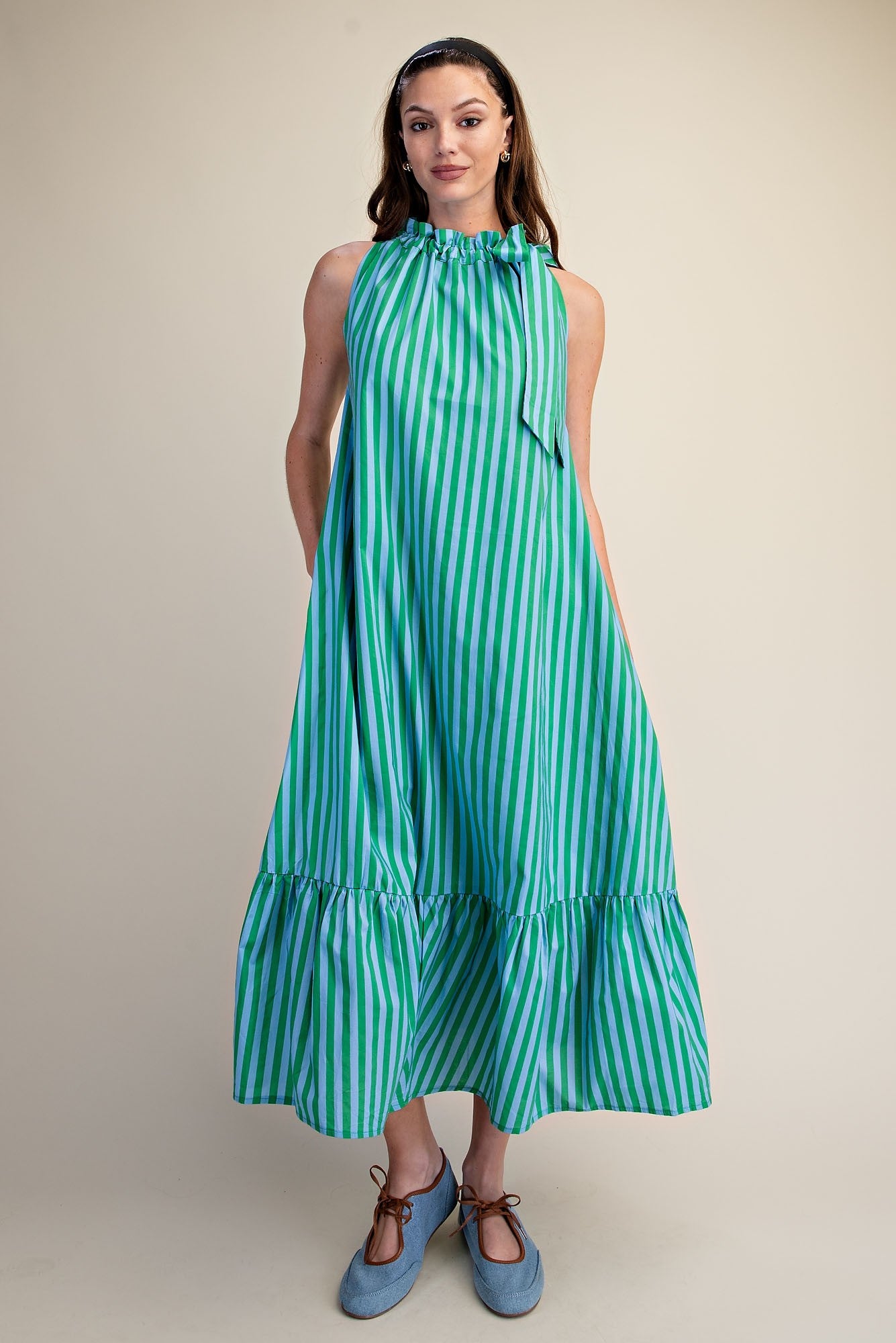 Sleeveless striped midi dress with ruffle neckline in cotton fabric