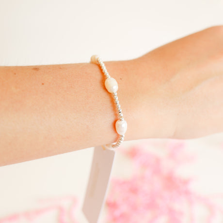 Silver basic bracelet with a simple chain link design